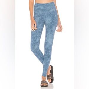 ALO Yoga Airbrush Printed High Waisted Leggings in Denim Acid Wash - Medium